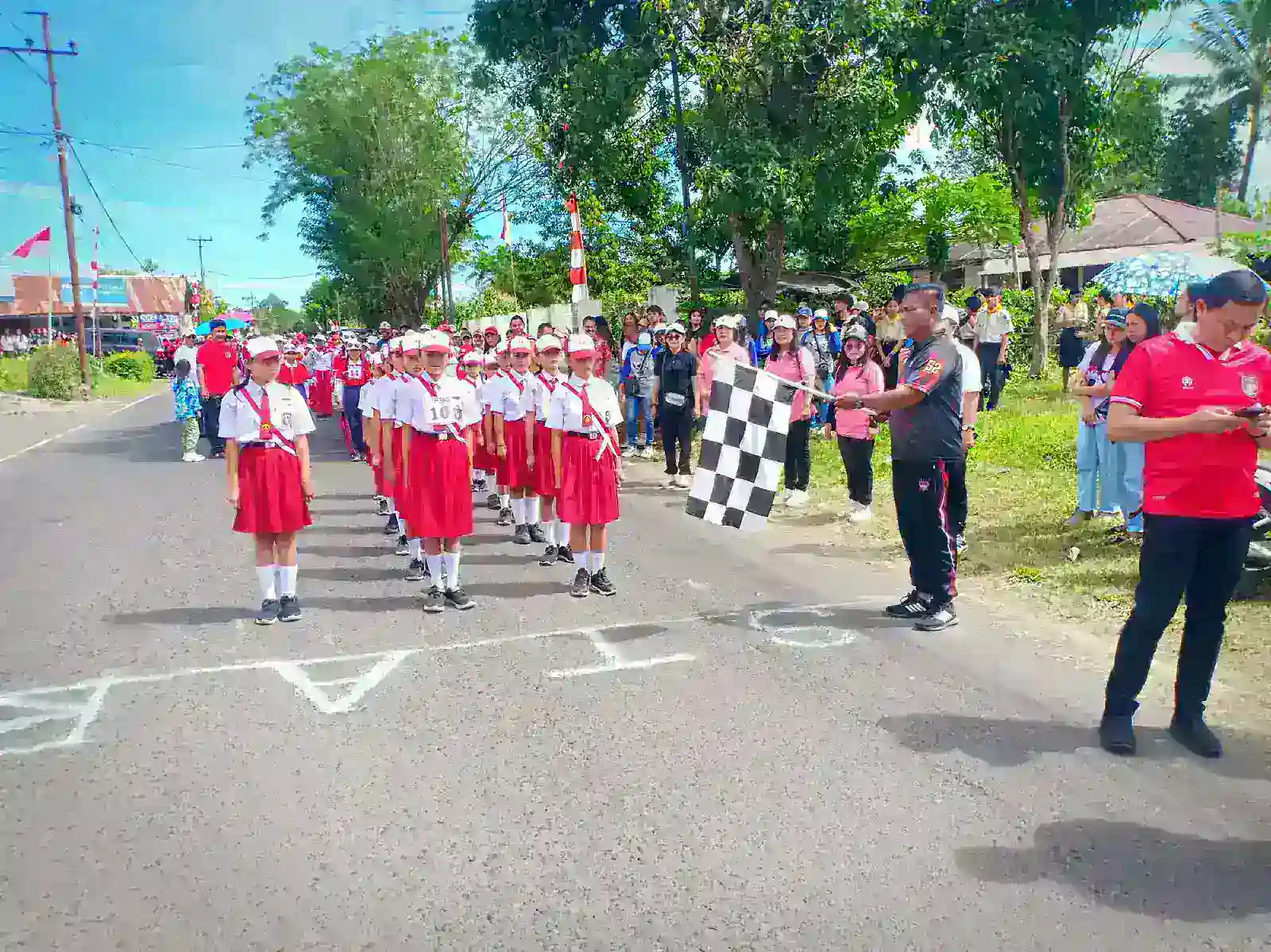 Polsek Tompaso Kawal Lomba Gerak Jalan HUT RI ke-80 di Tompaso Raya